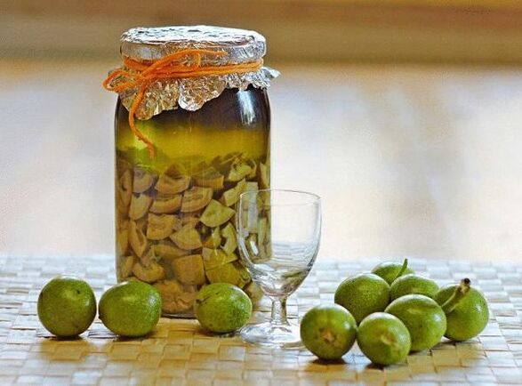 Green walnut infusion against parasites